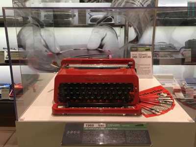 La pi� affascinante per� � la �Valentine�, realizzata nel 1969 dal designer Ettore Sottsass. Con il suo color rosso acceso (da cui il �rosso valentine�), fu una vera icona di stile, apprezzata e ambita in tutto il mondo per la sua eleganza